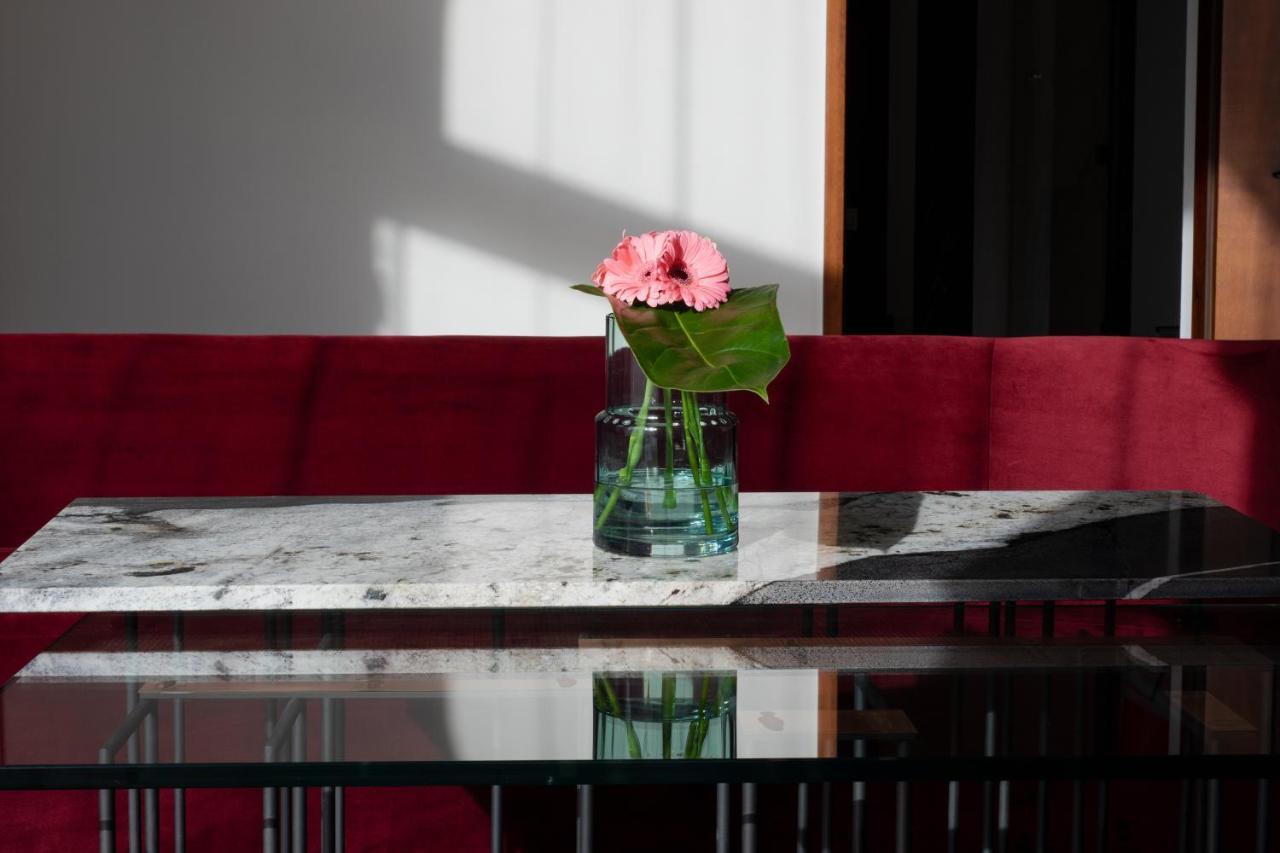 Hotel Monopol Breslávia Exterior foto A table with a flower vase