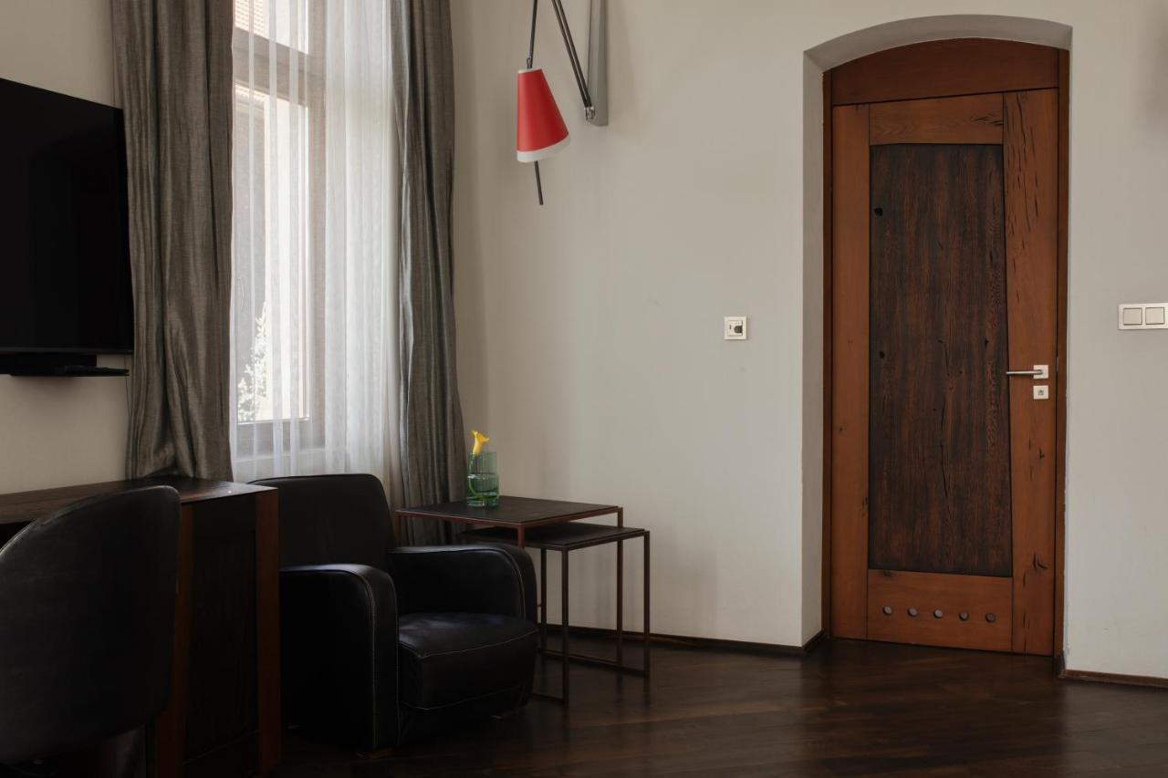 Hotel Monopol Breslávia Exterior foto A door with a frosted glass panel