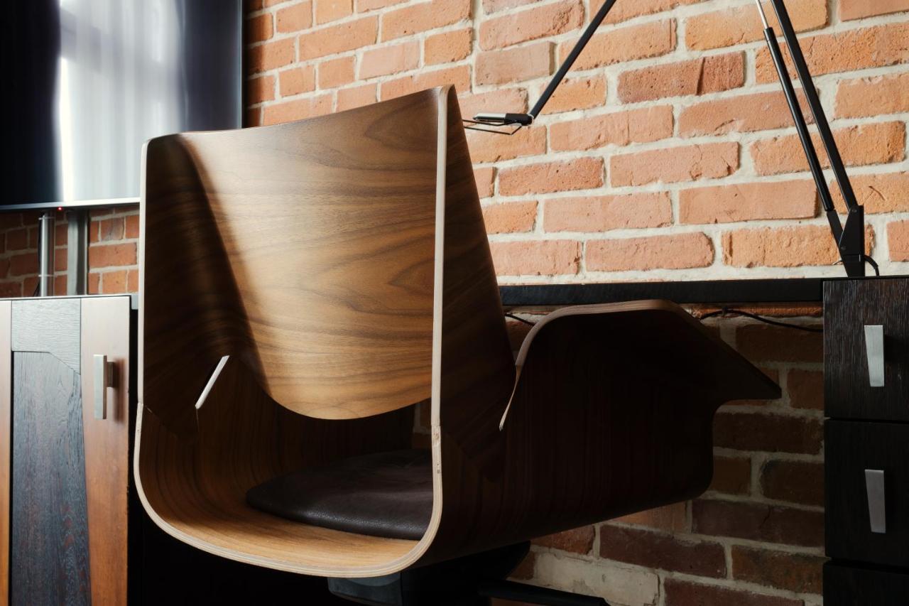 Hotel Monopol Breslávia Exterior foto A chair made of bent plywood