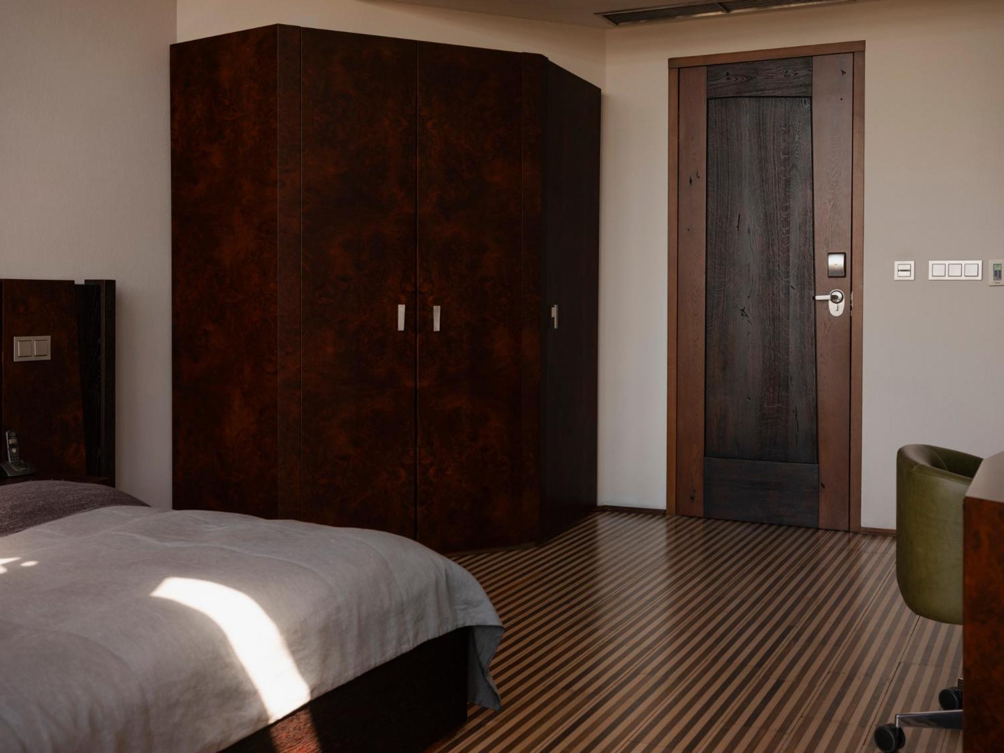 Hotel Monopol Breslávia Exterior foto A bedroom with a wardrobe